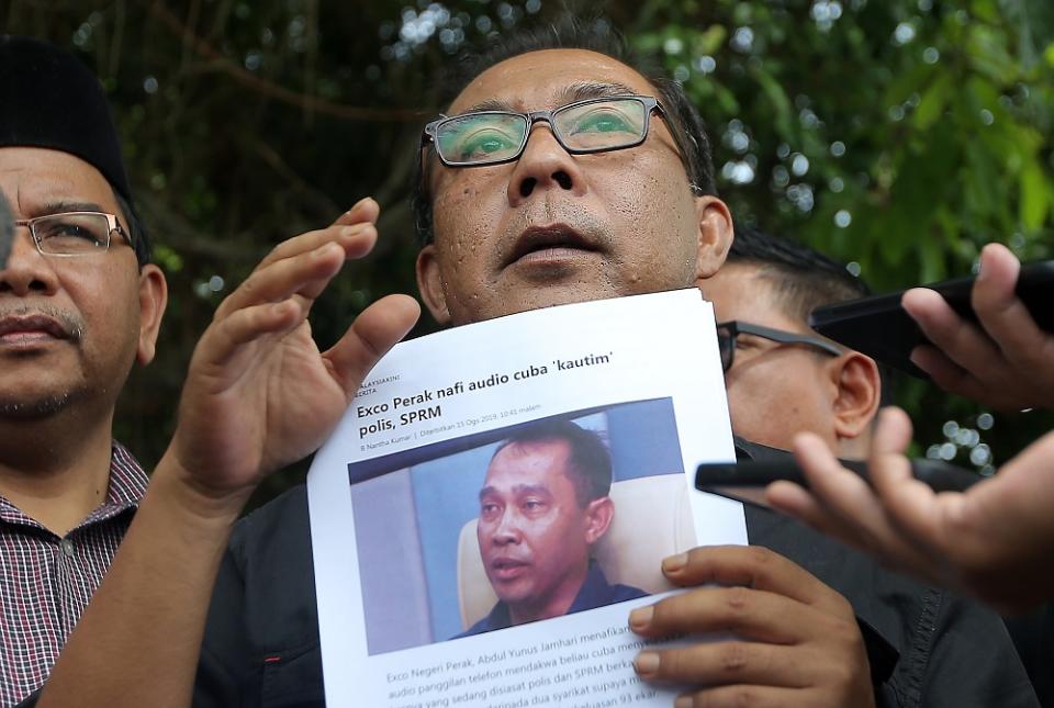 Pertubuhan Rangkaian Organisasi (PRO) 98 Reformis Perak secretary Sazali Samsudin speaks to the press outside the Ipoh district police headquarters  August 26, 2019.