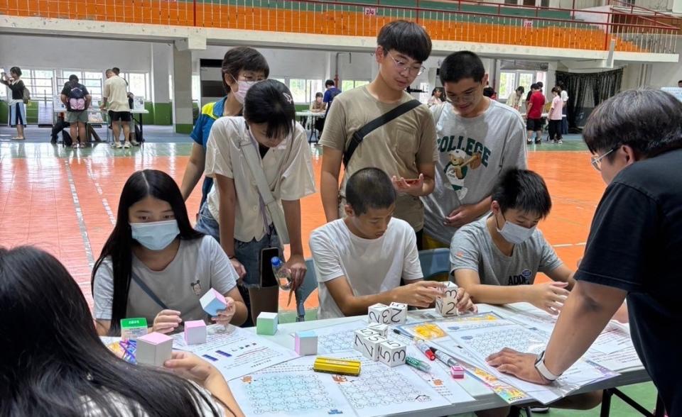 園遊會現場透過闖關趣味化創意教學。   圖：高雄市教育局/提供