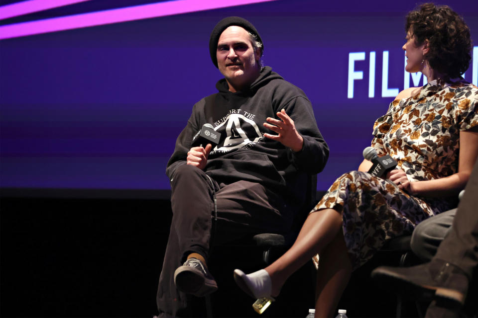 Schauspieler Joaquin Phoenix beim New York Film Festival. Bei der Fragerunde wird seine neue Frisur noch von einer Mütze verdeckt. (Bild: Getty Images)