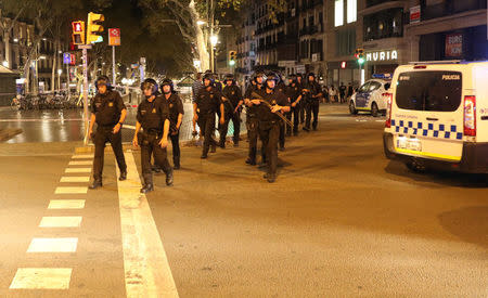 Mossos d'Esquadra, la policía regional de Cataluña, desalojan la zona donde una furgoneta arrolló a unos transeúntes en la avenida Las Ramblas en Barcelona, España, ago 18, 2017. REUTERS/Sergio Perez