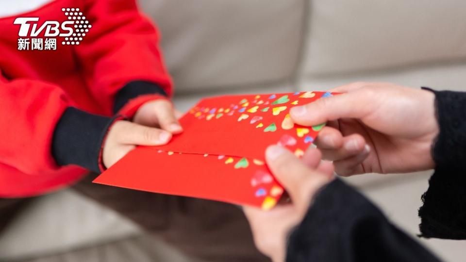 一名12歲少年提告要爸爸「還紅包錢」。（示意圖／shutterstock達志影像）