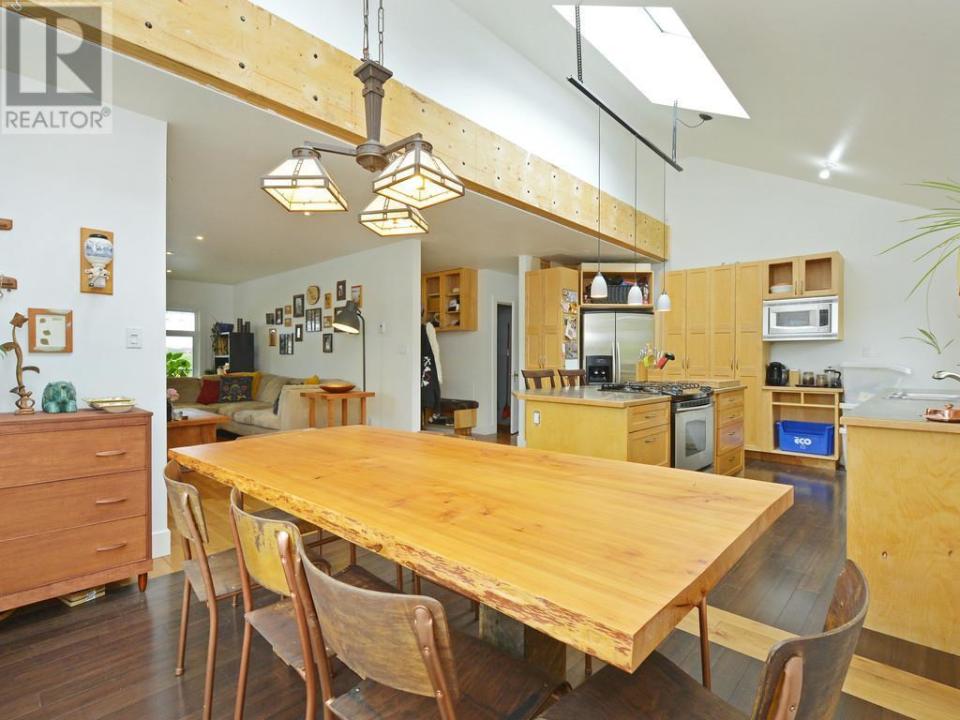 <p><span>2804 Cook St., Victoria, B.C.</span><br> The kitchen has stainless steel Kenmore appliances.<br> (Photo: Zoocasa) </p>