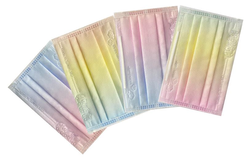 清新宣言許願彩虹版平面醫用口罩在家樂福開放販售。（圖／業者提供）