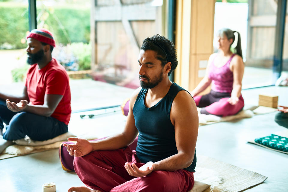 Prácticas como la meditación nos ayudan a mantener una actitud más positiva. (Getty Creative)