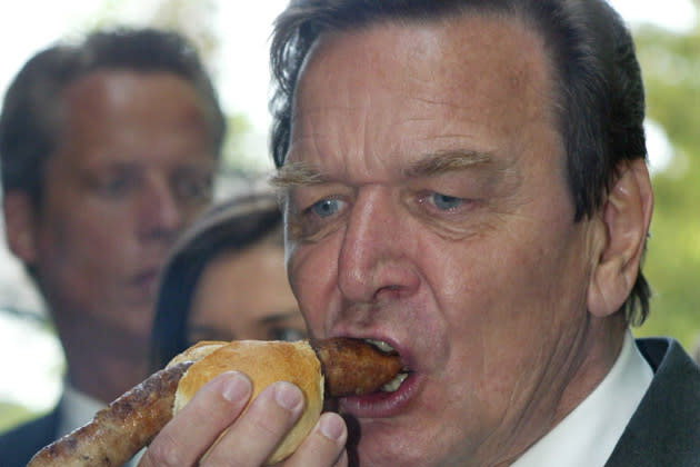 … Gerhard Schröder die Nase – oder besser den Gaumen vorn. Seine Fleischeslust machte Schröder sogar zum Imbiss-Experten für die Bundeshauptstadt: „Ich kenne in Berlin so ziemlich alle Currywurstbuden“, gab er einst in der „Brigitte“ zu. (Bild: dapd)