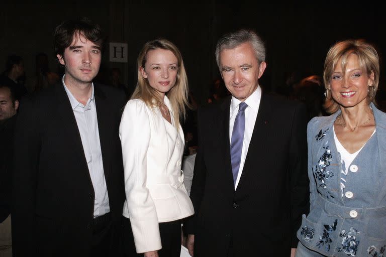 Bernard Arnault, director general y presidente del grupo matriz de Dior, LVMH, su hijo Antoine, su hija Delphine, directora de LVMH, primer grupo mundial de productos de lujo, y su esposa, la pianista Helene Mercier Arnault (dcha.) asisten al desfile de moda masculina de Dior, diseñado por Heidi Slimane (Primavera Verano 2006), el 1 de julio de 2005 en París, Francia.