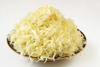 <b>Sauerkraut</b><br><br>Auch saures Gemüse wie Sauerkraut oder Rote Beete sind kleine Superstars der Gesundheit. Sie enthalten nicht nur viel Vitamin C und Ballaststoffe, sondern haben paradoxer Weise auch eine entsäuernde Wirkung. Saure bzw. basische Lebensmittel helfen außerdem dem Darm dabei, gesund zu bleiben und ein gesunder Darm kann das Eindringen krebsauslösender Substanzen in den Körper verhindern. (Bild: thinkstock)