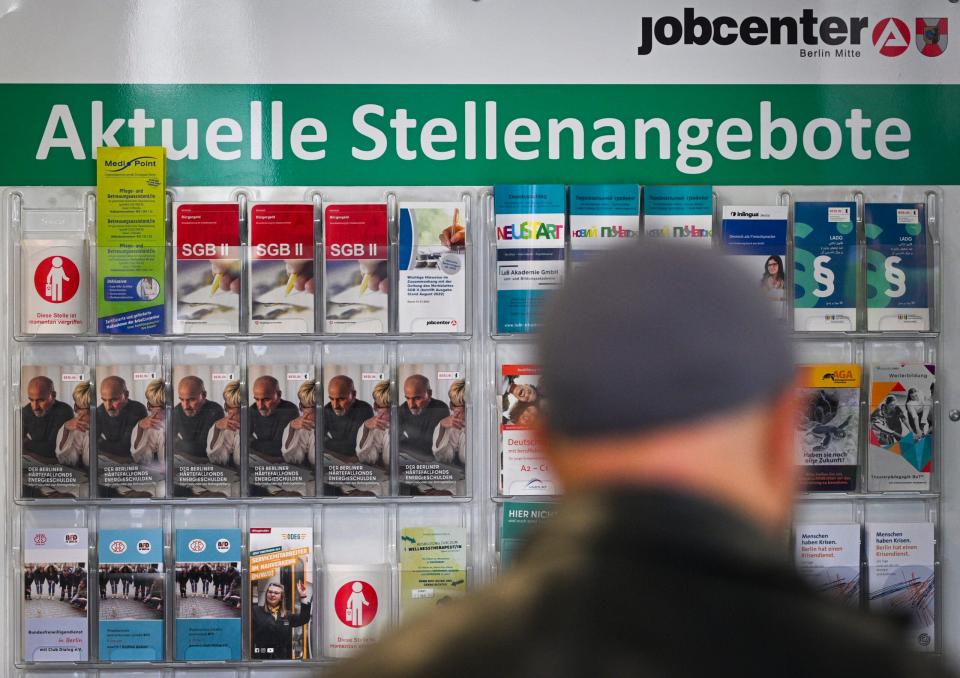 Der Arbeitsmarkt droht zu kippen: Vielen Firmen werden zurückhaltender beim Einstellung von Personal. Grund sind vor allem fehlende Aufträge.  - Copyright: Picture Alliance