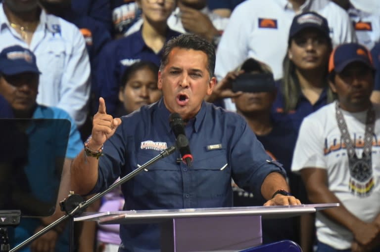 El candidato opositor, Ricardo Lombana, durante su cierre de campaña en Ciudad de Panamá, el 30 de abril de 2024 (JOHAN ORDONEZ)