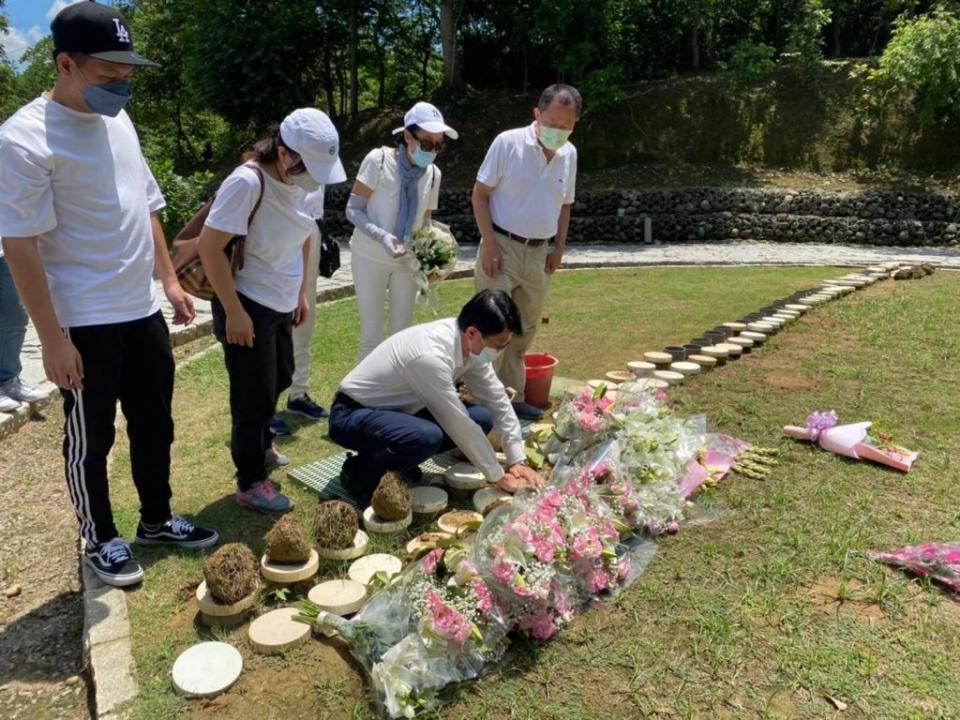 國民黨市長參選人謝龍介母喪，在臉書貼上訊息　許多人留言請其節哀保重。　（翻攝自謝龍介臉書）