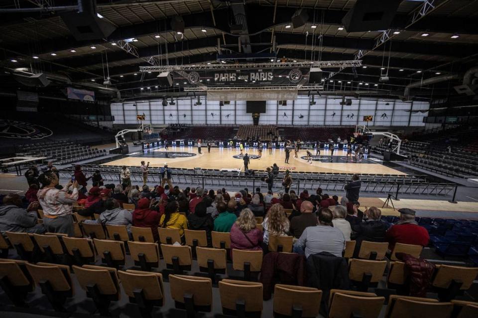 South Carolina college basketball players attend a training session at the Halle Carpentier gymnasium, Saturday, Nov. 4, 2023 in Paris. Notre Dame will face South Carolina in a NCAA college basketball game Monday Nov. 6 in Paris. (AP Photo/Aurelien Morissard) Aurelien Morissard/AP