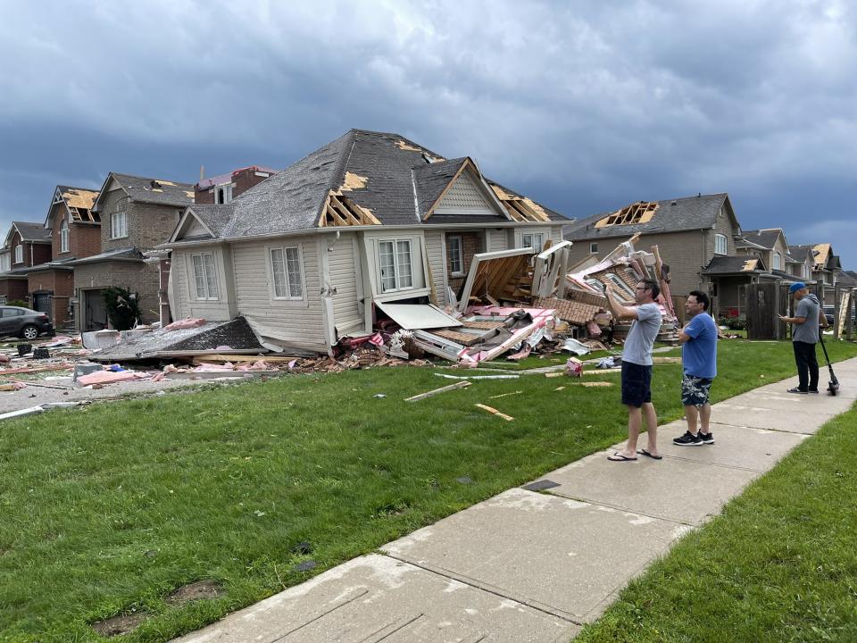 Tornado hits Barrie, Ontario residential neighbourhood