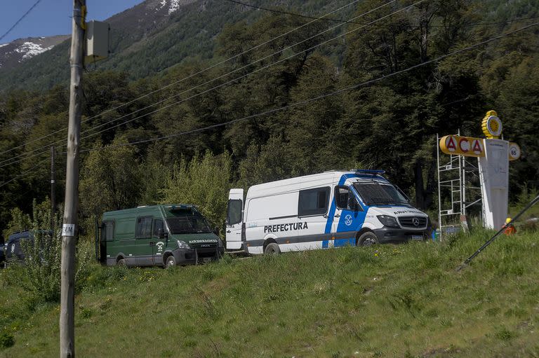 Bariloche 01/12/22 Fuerzas Federales custodian el predio donde mapuches mantenian una ocupacion, no permiten que personas ajenas a las fuerzas permanezcan en el lugar. La ocupacion mapuche que mantenia la comunidad Lafken Winkul Mapu fue desalojada hace 2 meses.