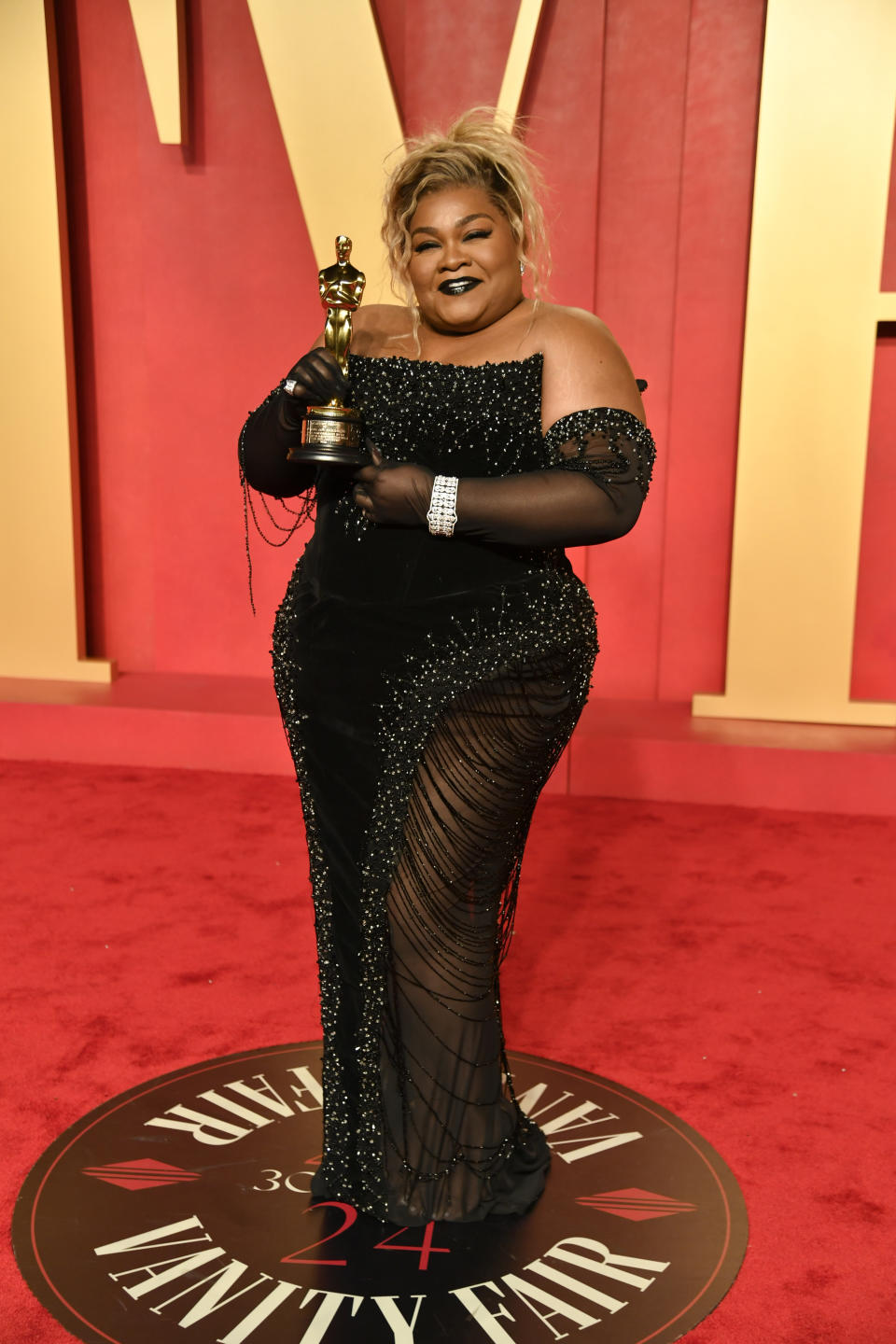 Da'Vine Joy Randolph holds her Oscar on the Vanity Fair Oscar Party red carpet.