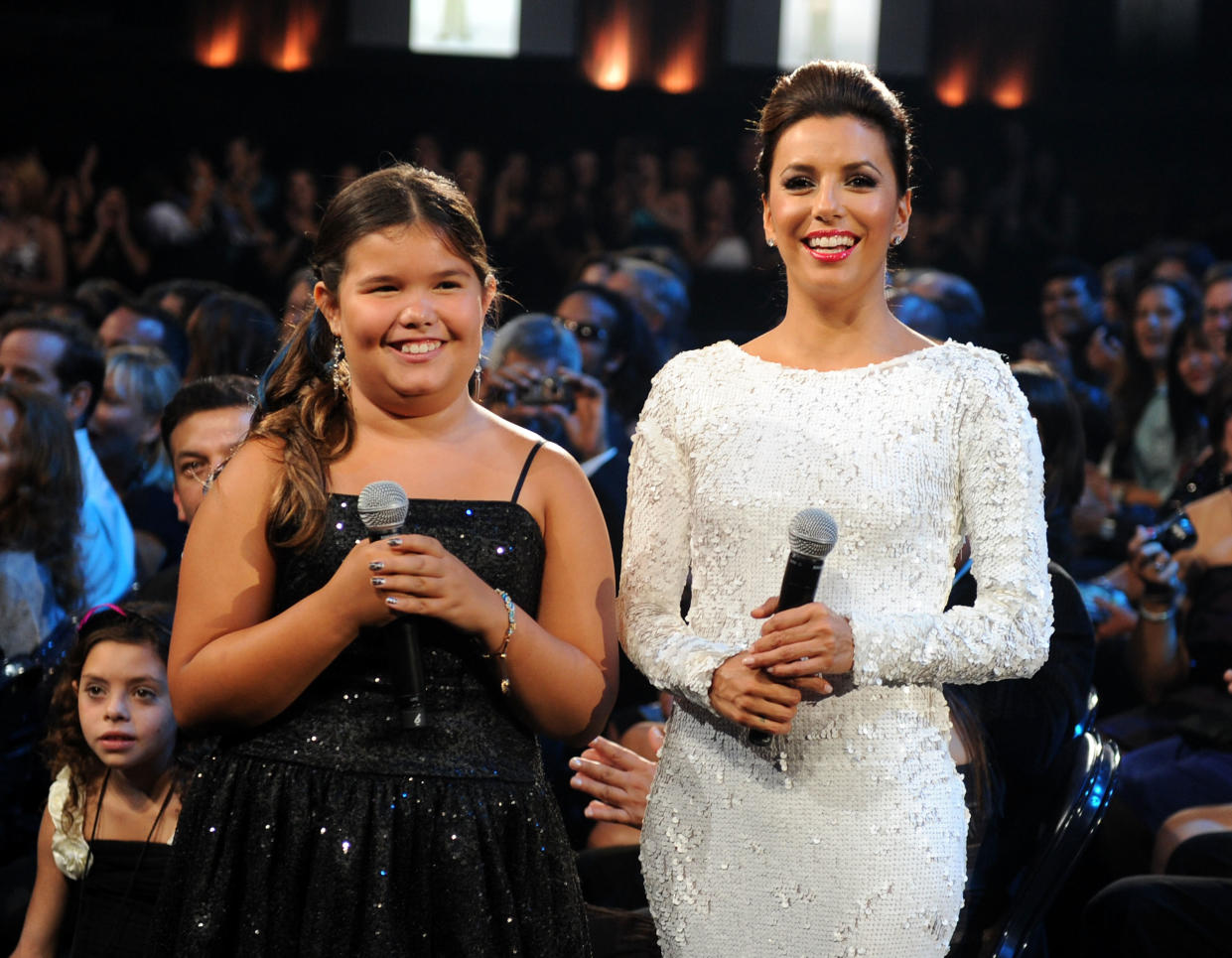 De La Garza presenting an award with her TV mom Eva Longoria in 2011.  (Photo: Getty Images)