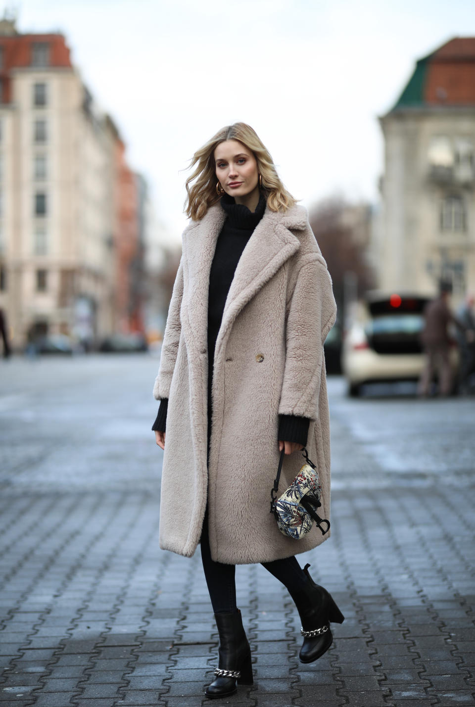 Eine Besucherin der Berlin Fashion Week beweist: Kuschelig kann auch stylisch sein. (Bild: Getty Images)