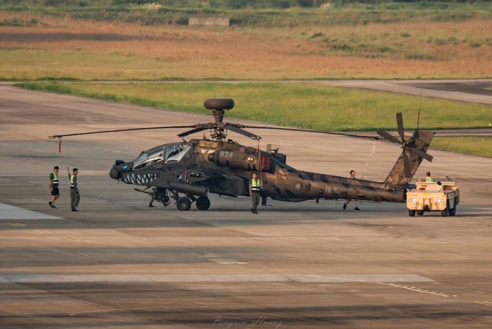 台灣陸軍航空601旅AH-64E阿帕契攻擊直升機首度出現2架「彩繪機」，機首繪上飛虎造型，機身則採低視度虎斑迷彩，顯示其兇猛戰力，疑似為2023.9.24舉行的新竹湖口基地營區開放活動所準備。航迷提供