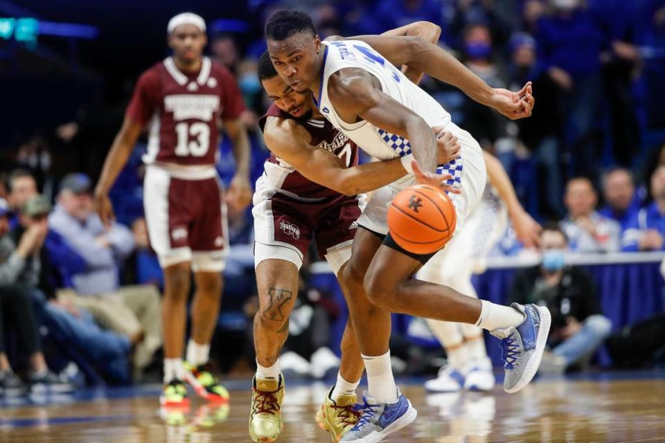 Kentucky’s Oscar Tshiebwe (34), a transfer from West Virginia who stole the ball from Mississippi State’s Garrison Brooks (10) on Tuesday, is averaging 16.3 points and 15.2 rebounds this season.