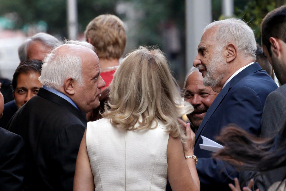 Investor Carl Icahn (R) stands outside the Le Cirque restaurant with others before a fundraising event for Republican presidential candidate Donald Trump in Manhattan, New York City, U.S., June 21, 2016. REUTERS/Mike Segar