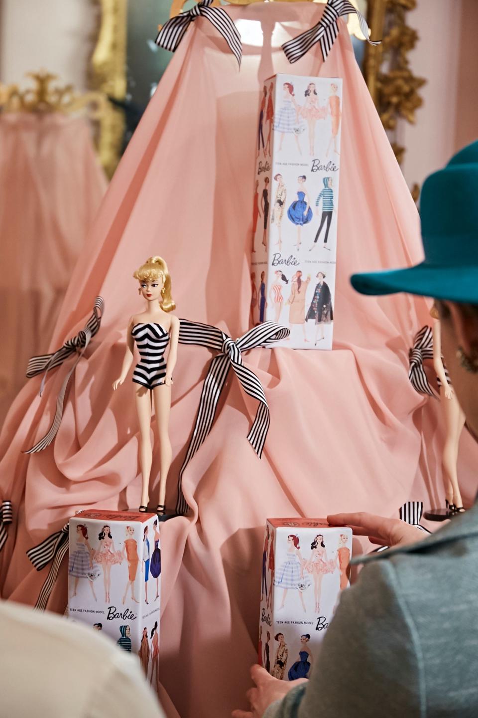 Nach einer geglückten Werbekampagne wird Barbie zum Erfolgsschlager: Über 300.000 Exemplare werden allein im ersten Jahr verkauft!  (Bild: THE HISTORY CHANNEL / A+E Networks)