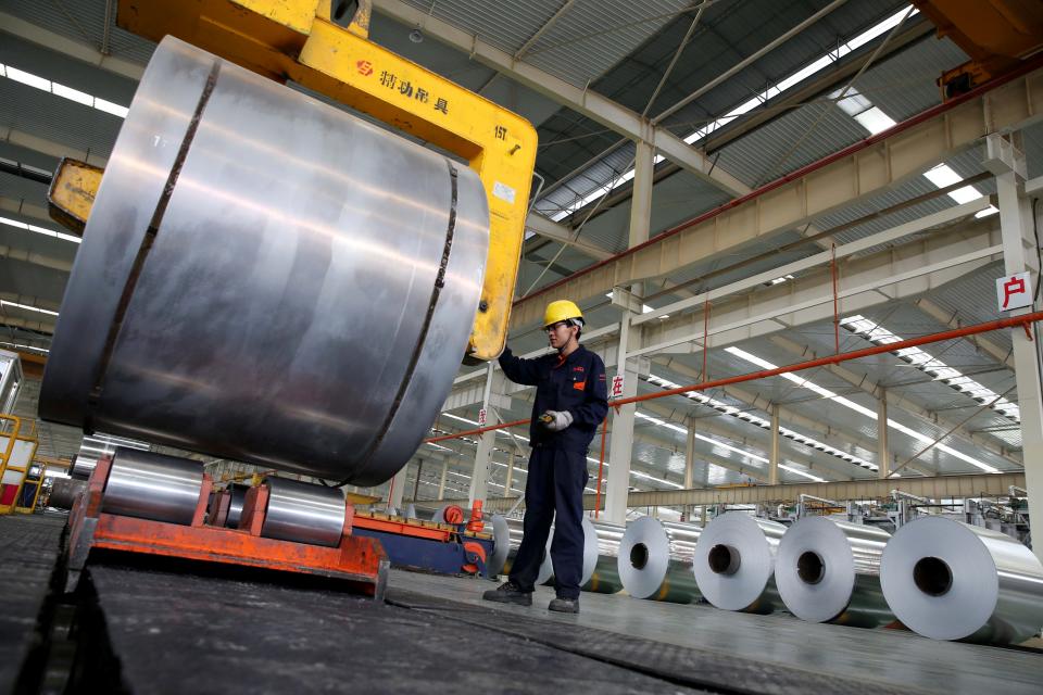 Un trabajador revisa una pieza de aluminio en una fábrica en Huaibei, en el este de China, el 20 de mayo de 2017