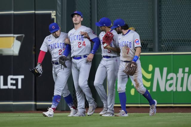 Cubs' Cody Bellinger injures left knee after crashing into wall vs