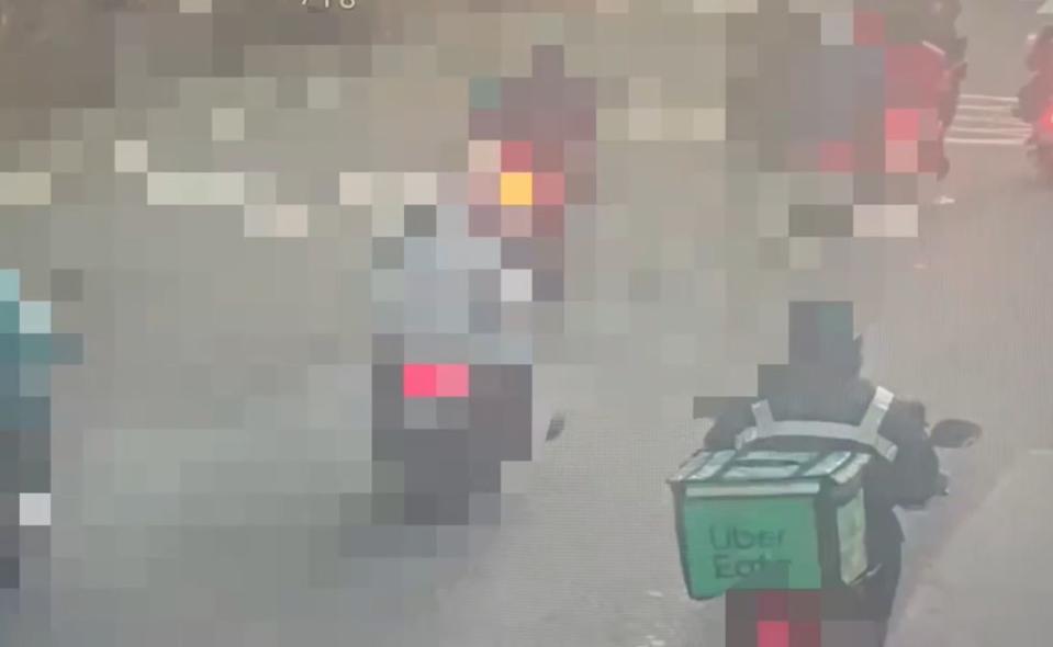 一名外送員穿著印有警察字樣的警式雨衣送餐，警方澄清該雨衣非現行警察使用。（翻攝畫面）