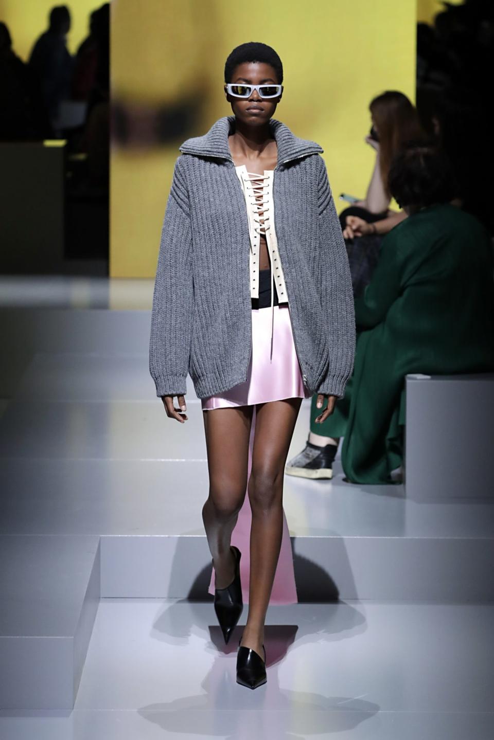 <p><strong>Prada</strong> mantiene la tendencia de los vestidos de aires lenceros, con piezas que simulan corsés, encajes, transparencias y tejidos satinaods. </p>