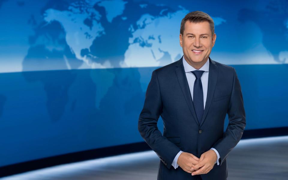 Jens Riewa ist seit 1991 Teil der "Tagesschau", anfangs auch nur als Off-Sprecher. Nach dessen Abschied übernahm er den Posten von Jan Hofer: Seit Dezember 2020 ist der 60-Jährige der insgesamt sechster Chefsprecher in der ARD-Nachrichtensendung. (Bild: NDR / Thorsten Jander)