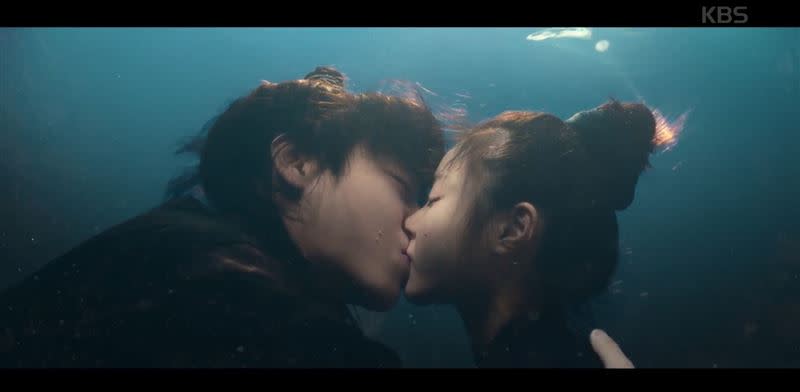 《幻像戀歌》朴志訓、洪藝智獻出浪漫唯美「水中之吻」。（圖／MyVideo提供）