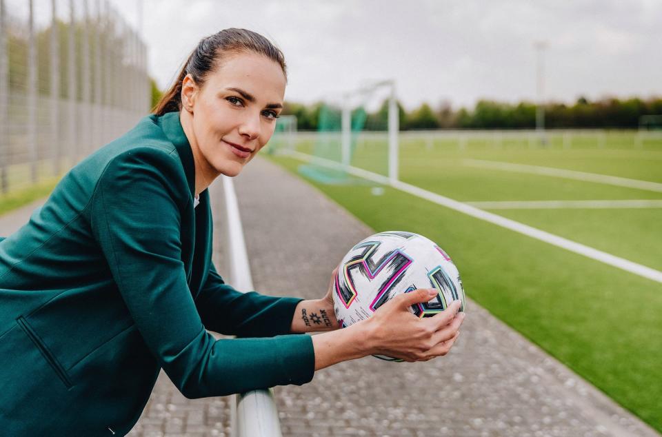 Ab Freitag, 11. Juni, ist sie mit dem "Sportschau Club" an der Seite von Micky Beisenherz während der Fußball-EM fürs Erste aktiv. In der neuen Bundesliga-Spielzeit 2021/22 löst Esther Sedlaczek dann Matthias Opdenhövel als Moderatorin der "Sportschau" ab. (Bild: WDR / Annika Fußwinkel)