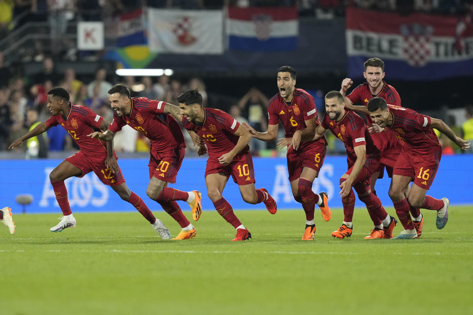Los jugadores de España celebran tras derrotar a Croacia en una tanda de penales en la final, el domingo 18 de junio de 2023, en Róterdam, Holanda. (AP Foto/Martin Meissner)