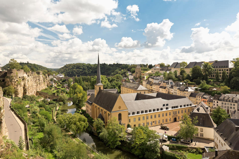 Luxemburg gilt als Steueroase. Kein Wunder also, dass luxemburgische Staatsbürger ein paar Taler mehr auf dem Konto haben. Im Schnitt sind es 304.587 Euro, was ihnen Platz 7 im "Global Wealth Report 2016" einbringt.