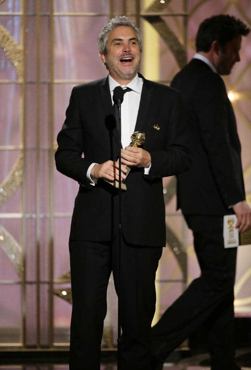 En esta imagen difundida por NBC, Alfonso Cuarón acepta el Globo de Oro al mejor director por "Gravity", el domingo 12 de enero del 2014 en el hotel Beverly Hilton en Beverly Hills, California. (AP Foto/NBC, Paul Drinkwater)