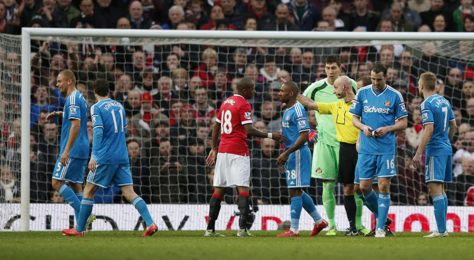 Football - Manchester United v Sunderland - Barclays Premier League - Old Trafford - 28/2/15 Referee Roger East mistakenly sends off Wes Brown Reuters / Phil Noble Livepic EDITORIAL USE ONLY. No use with unauthorized audio, video, data, fixture lists, club/league logos or "live" services. Online in-match use limited to 45 images, no video emulation. No use in betting, games or single club/league/player publications. Please contact your account representative for further details.