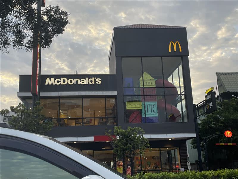 網友發現一間麥當勞還有遊戲區。（圖／翻攝自路上觀察學院）