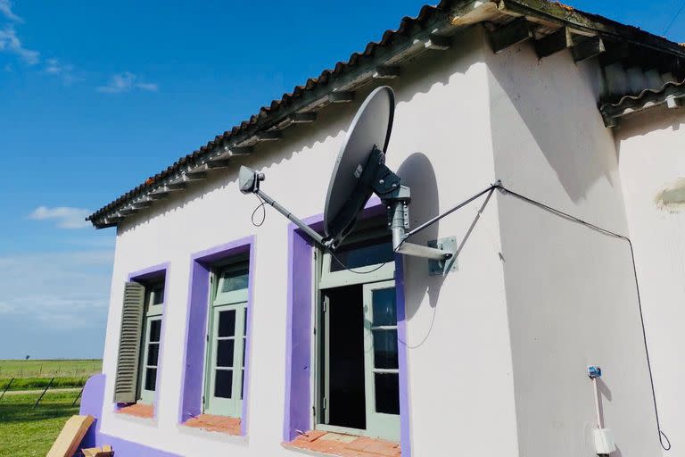 Una instalación satelital de Orbith en una escuela rural argentina