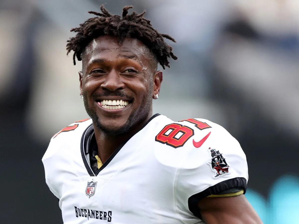 NFL insider was told Antonio Brown was thrown off the sideline by Bucs coaches because he refused to play injured