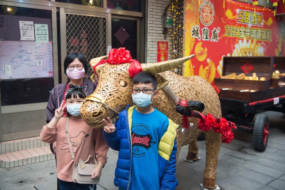 民眾與嘉義市城隍廟金牛迎財福運合影求好運。   圖 : 嘉義市政府 / 提供