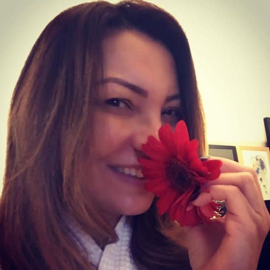 Rosângela da Silva con una flor