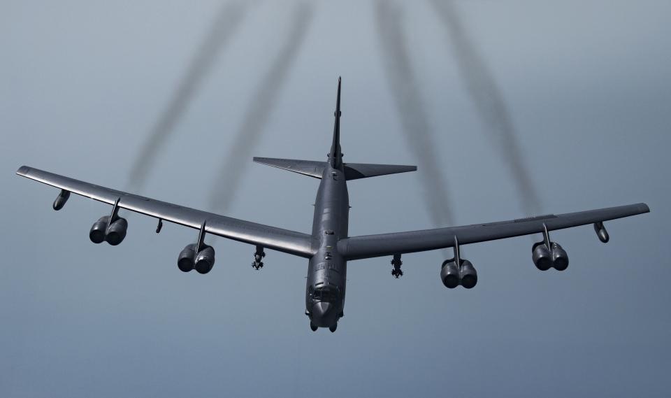 Un bombardero estadounidense B-52H Stratofortress. La Fuerza Aérea probó un misil hipersónico acoplado a un bombardero similar como un paso más en el desarrollo de su arsenal hipersónico. (Senior Airman Keifer Bowes/U.S. Air Force via AP)