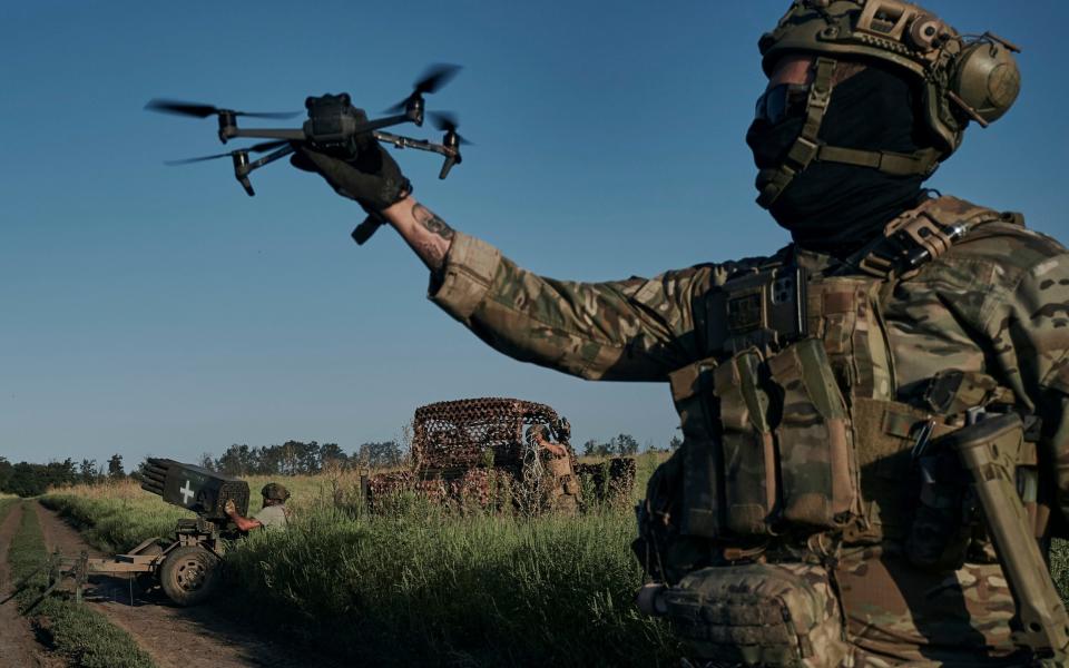 Ein ukrainischer Soldat startet eine Drohne an der Frontlinie in der Nähe von Bachmut