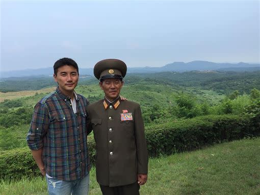 港星洪永城（左）貼出真實北韓軍官的真面目。（圖／翻攝自洪永城IG）