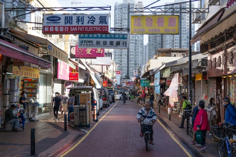 Une rue commerçante de Sheung Shui, le 10 décembre 2021 à Hong Kong (AFP/Bertha WANG)