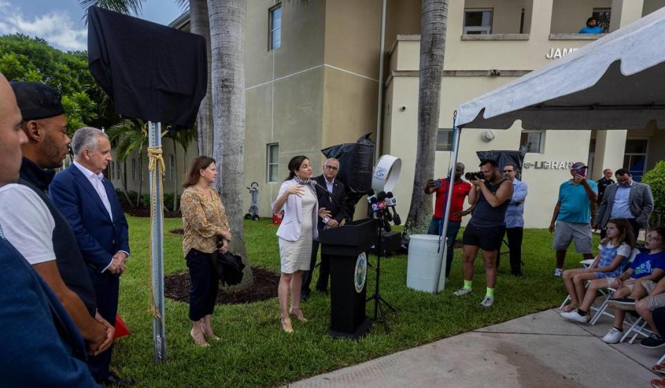 Rosa Maria Payá, centro en el podio, habla durante la ceremonia de inauguración de la Avenida Patria y Vida, en una sección de la West 8th Ave en Hialeah, en conmemoración de las protestas de 2021 en Cuba. HIALEAH, Florida - Julio 10, 2023 -