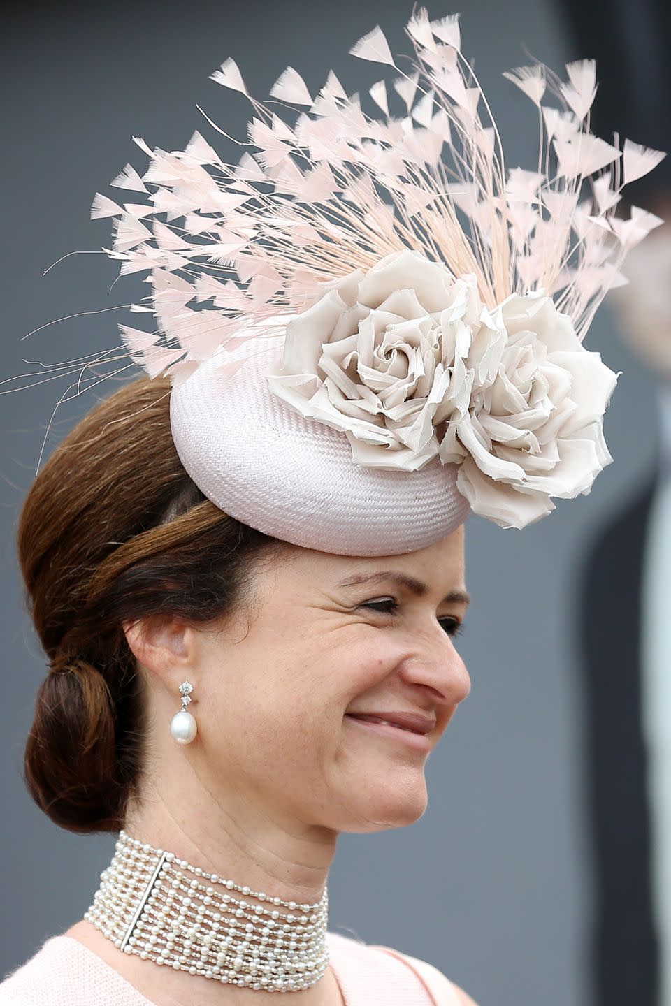 <p>A guest wore a stunning blush headpiece with roses and wispy feathers. </p>