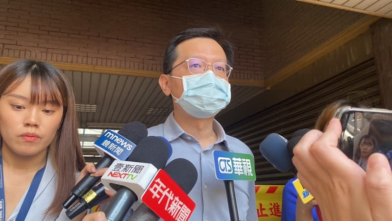 新竹地檢署主任檢察官鄒茂瑜（中）25日到竹北巿氣爆大樓勘驗，表示先釐清事實過程為主。（中央社）