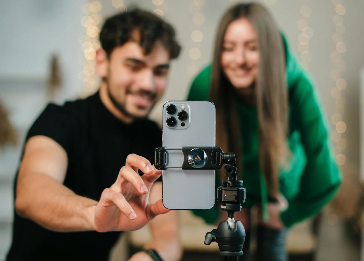 <a href="https://www.shutterstock.com/es/image-photo/smiling-young-couple-happy-faces-looking-2248744793" rel="nofollow noopener" target="_blank" data-ylk="slk:dekazigzag/Shutterstock;elm:context_link;itc:0;sec:content-canvas" class="link ">dekazigzag/Shutterstock</a>