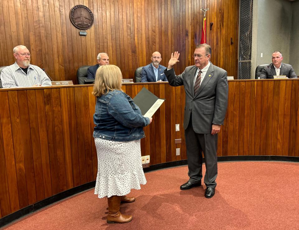 Oak Ridge City Clerk Beth Hickman, left, swears in new City Manager Randy Hemann while City Council looks on.