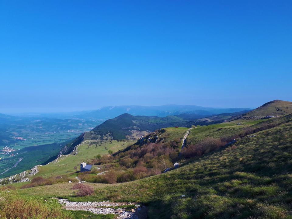 Stock Image of rural landscape of Nanos plateau in Primorska region of Slovenia covered in grass and woods in the back